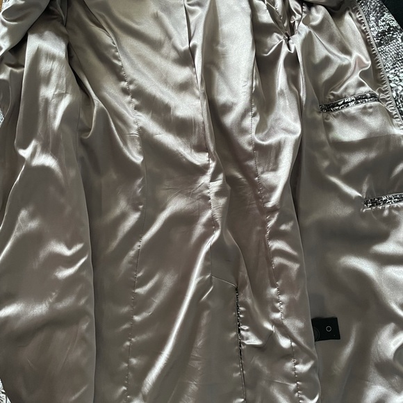 Fall/Spring Trench coat in size small. - Picture 3 of 3